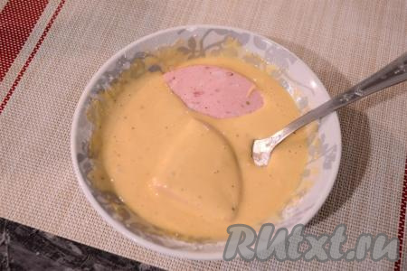 Попробуйте кляр на соль, если её недостаточно - добавьте по вкусу. Каждый кусок колбасы полностью окунуть в кляр.