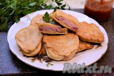 Колбаса в кляре на сковороде