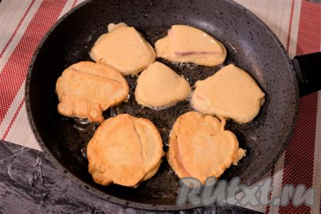 И затем&nbsp;выкладывать вилкой на разогретую с растительным маслом сковороду. Жарить колбасу в кляре на среднем огне до румяности с двух сторон.