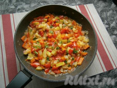 Далее добавить к овощному рагу измельчённую зелень петрушки, перемешать, прогреть на огне 1-2 минуты и выключить газ.