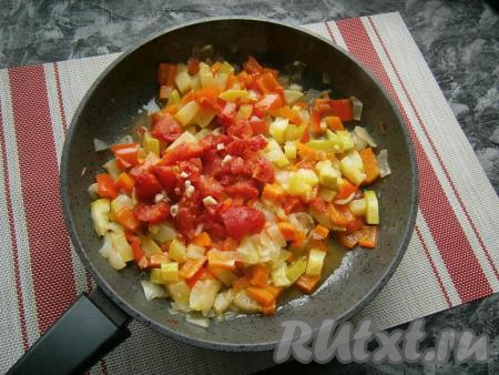 Через 15 минут добавить к овощам помидоры и мелко нарезанный чеснок, перемешать и протушить&nbsp;рагу на небольшом огне ещё 3-4 минуты.
