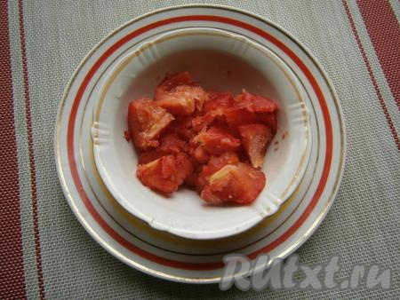 Посыпать овощи сушёными травами, накрыть сковороду крышкой и тушить на слабом огне минут 15. Со свежих помидоров снять кожицу, залив их кипятком на несколько минут, нарезать кусочками. У меня помидоры свежемороженые, я их немного разморозила, сняла кожицу и нарезала. Можно использовать и помидоры, консервированные в собственном соку.