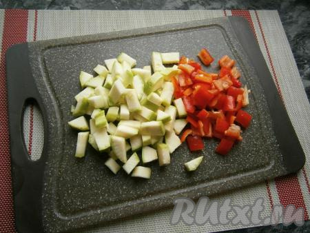 На кубики чуть большего размера нарезать болгарский перец и кабачок (если кабачок молодой, его можно готовить вместе с кожурой).