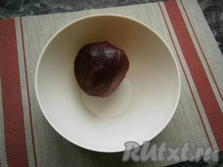 Предварительно отварить свеклу, примерно, в течение 1 часа с момента закипания воды, затем остудить и очистить её от кожуры.