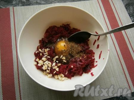 Натереть свеклу на крупной тёрке, добавить соль, хмели-сунели, молотый чёрный перец, яйцо и мелко нарезанный чеснок.