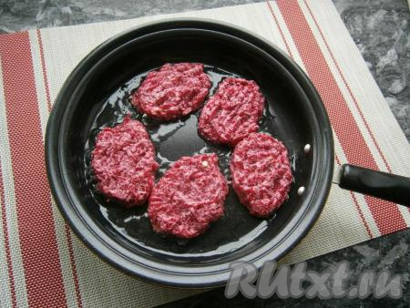 Сковороду разогреть с растительным маслом. Выкладывать свекольную массу в сковороду ложкой в виде небольших котлет, аккуратно их разравнивая.