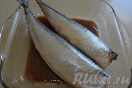 Скумбрию со всех сторон обмазать соево-лимонным маринадом (обязательно обильно обмазываем брюшко внутри). Очень удобно смазывать рыбу маринадом с помощью силиконовой кисточки. 2-3 столовые ложки маринада оставляем, он нам пригодится для смазывания рыбы во время запекания.&nbsp;Скумбрию выложить в форму (я сразу выкладываю скумбрию в форму для запекания), накрыть&nbsp;крышкой (или фольгой) и отправить&nbsp;в холодильник промариноваться на 30 минут.