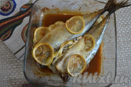 Затем снять фольгу и запекать скумбрию 15 минут уже без фольги. На этом этапе нужно периодически (2-3 раза) смазывать рыбу сверху отложенным маринадом из соевого соуса и лимонного сока.