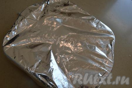 Накрыть форму со скумбрией фольгой и отправить в разогретую до 190-200 градусов духовку на 30 минут.