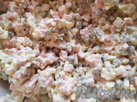 Сюда же выложить и майонез, тщательно перемешать все ингредиенты. Если нужно - подсолить.