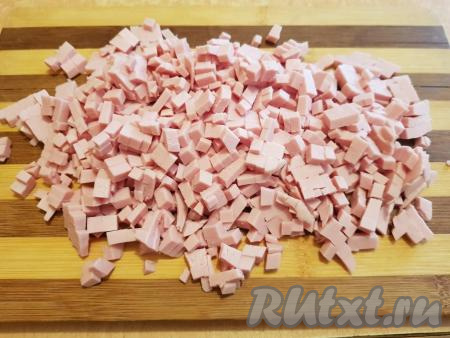 На мелкие кубики нужно нарезать и варёную колбасу.
