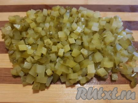 На мелкие кубики нарезать и солёные (или маринованные) огурчики.