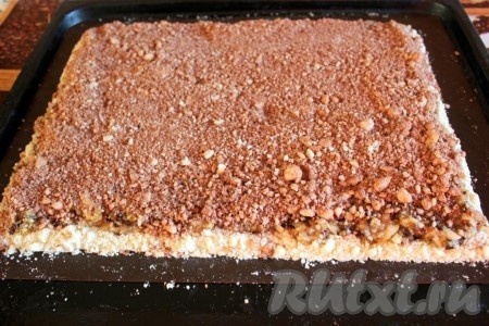 Сверху высыпьте тесто-крошку с какао. Запекайте печенье с фруктовой начинкой в разогретой духовке при температуре 180 градусов около 20-30 минут.
