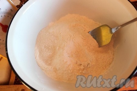 Для приготовления теста сначала соедините все сухие ингредиенты - муку с разрыхлителем, сахар и крахмал.