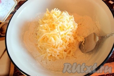 Затем в полученную массу натрите маргарин и перемешайте, тесто получится, как крошка.