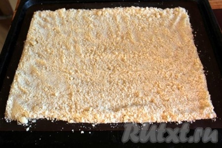 На смазанный противень или силиконовый коврик выложите 2/3 теста.