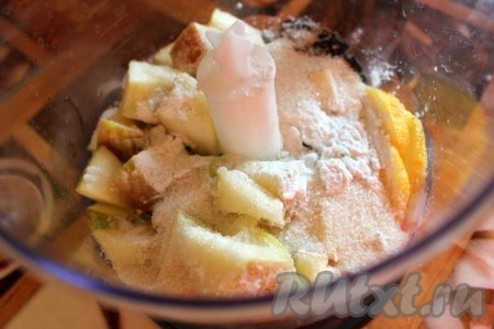 Для начинки яблоки и лимон (с кожурой) нарежьте на кусочки и затем вместе с черносливом измельчите в блендере.