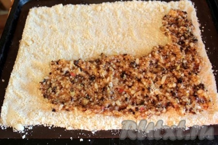 На слой теста-крошки равномерно разложите начинку.