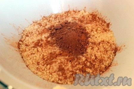 В 1/3 теста добавьте какао и перемешайте.