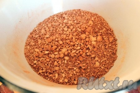 В 1/3 теста добавьте какао и перемешайте.