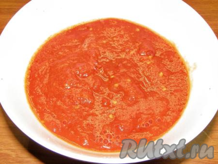 Помидоры в собственном соку (или свежие помидоры, очищенные от кожуры) измельчаем блендером в течение 1-2 минут.