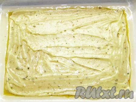 Смазываем его белым соусом бешамель (используем, примерно, 1-1,5 столовые&nbsp;ложки соуса).