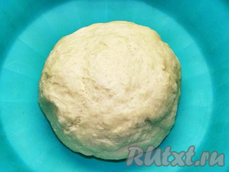 Тесто должно получиться эластичным, мягким, не липнуть к рукам и посуде.