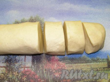 Раскатываем тесто в форме колбаски и разрезаем её на 6 одинаковых частей.