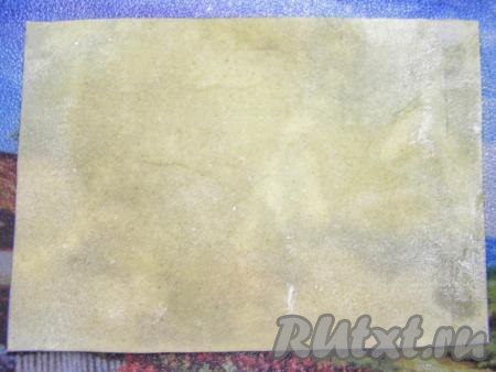 Обрезаем тесто острым ножом по размеру вашей формы для запекания или, если вы будете выпекать лазанью на противне, сделайте листы размером, примерно, 30х20 сантиметров. Обрезки не выбрасываем, а складываем вместе и собираем в комок. Из них можно будет сделать ещё 1 или 2 листа. У меня получилось 8 листов. Каждый лист хорошо посыпаем мукой и складываем их один на другой. Убираем на время в холодильник.