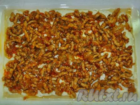 Сверху выкладываем тоже, примерно, 1-1,5 столовые&nbsp;ложки мясного соуса болоньезе и равномерно распределяем его по всему листу.