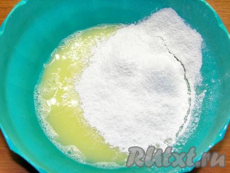 400 грамм муки просеиваем через сито и постепенно всыпаем её в яичную смесь. Перемешиваем сначала венчиком (или ложкой). Когда тесто станет достаточно плотным, перемешиваем тесто руками.