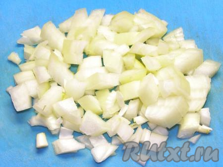 Займёмся приготовлением соуса болоньезе, для этого очищаем и нарезаем лук небольшими кубиками.