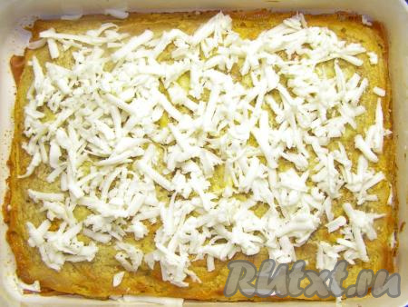 Готовую лазанью достаём из духовки, посыпаем натёртым сыром и ставим обратно в духовку на 5 минут, чтобы сыр расплавился.