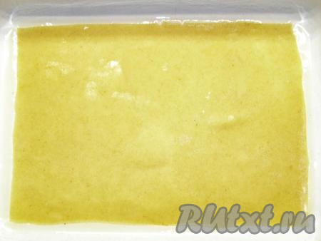 Приступим к сборке лазаньи. Форму для запекания (или противень) смазываем 1 столовой ложкой растительного масла и кладём в форму&nbsp;первый лист.