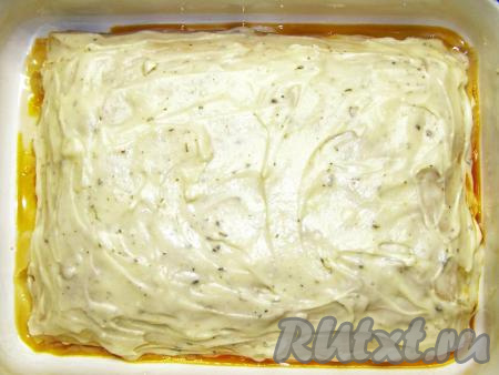 Накрываем вторым листом и также смазываем соусами бешамель и болоньезе. В том же порядке выкладываем все остальные листы. Последний лист смазываем соусом бешамель. Ставим лазанью в духовку, заранее разогретую до 180 градусов, минут на 30 (до образования золотистой корочки).