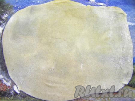 Стол (или доску) обильно посыпаем  мукой, скалку обтираем мукой и раскатываем каждый кусочек теста очень тонко, практически до прозрачности.