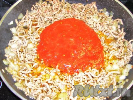 Выкладываем в сковородку к фаршу с луком измельчённые помидоры, ещё раз хорошо перемешиваем и тушим на среднем огне, иногда перемешивая, минут 10, затем убираем соус болоньезе с огня, даём остыть.