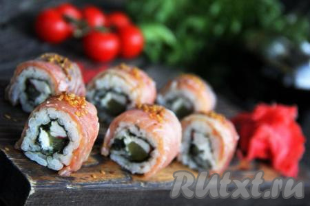 Нарезать получившийся рулет острым ножом на 6-8 роллов. Таким же образом сформировать все роллы.&nbsp;Из этого количества ингредиентов получается 18-20 штук. Вкусные, аппетитные роллы с красной рыбой и огурцом подать к столу с соевым соусом и маринованным имбирём. Сочетание рыбки, риса и огурчика - беспроигрышное, поэтому это блюдо несомненно украсит будни и праздники!