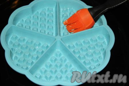 Форму для вафель смазать растительным маслом с помощью кисти.