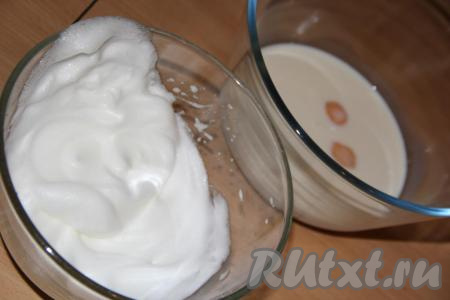 Отделить белки от желтков. В миске соединить молоко и желтки. С помощью миксера взбить белки с солью до стойких пиков.