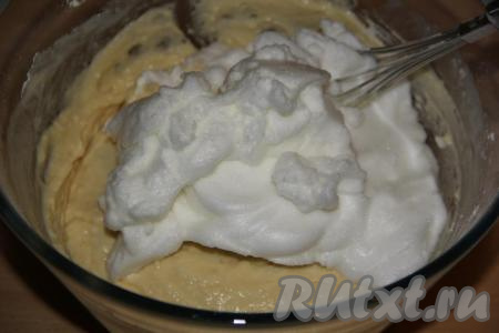Добавить в тесто взбитые белки.