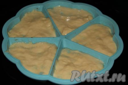 Выложить в каждую ячейку по 1 столовой ложке&nbsp;теста и слегка распределить его.