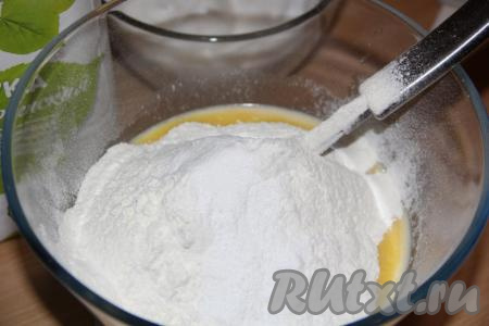 В желтково-масляную смесь всыпать муку (желательно муку предварительно просеять), разрыхлитель и ванилин.