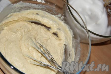 Перемешать тесто, оно получится комковатым и липким.
