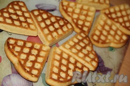Выпекать венские вафли в разогретой духовке при температуре 180 градусов, примерно, 10-15 минут (до золотистого цвета). Вафли в силиконовой форме переворачивать не нужно, они готовятся сразу с двух сторон.