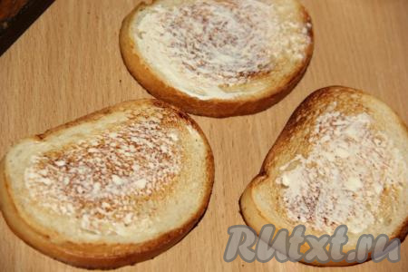 Кусочки белого хлеба намазать с двух сторон сливочным маслом.