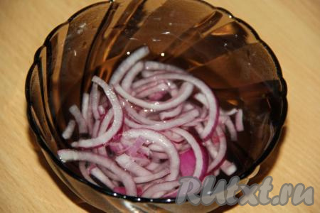 Готовые гренки остудить. Лук очистить и нарезать тонкими полукольцами (или кольцами). Для приготовления маринада смешать&nbsp;2 столовые ложки воды,&nbsp;2 столовые ложки уксуса 9% и половину чайной ложки сахара. В получившийся маринад выложить нарезанный лук и дать ему промариноваться в течение минут 30, а затем откинуть на дуршлаг.