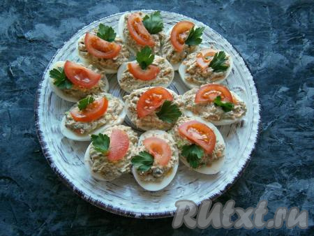 Осталось закуску только украсить (я украсила полукружочками помидоров черри и зеленью петрушки).