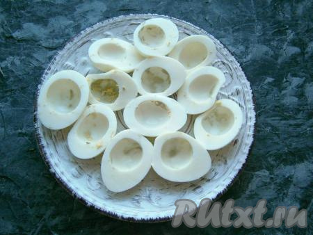 Разрезать яйца на 2 половинки, желтки поместить в отдельную мисочку, белки выложить на тарелку.