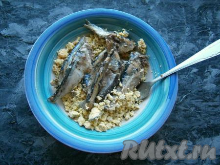 Желтки немного размять вилкой и добавить к ним рыбку.